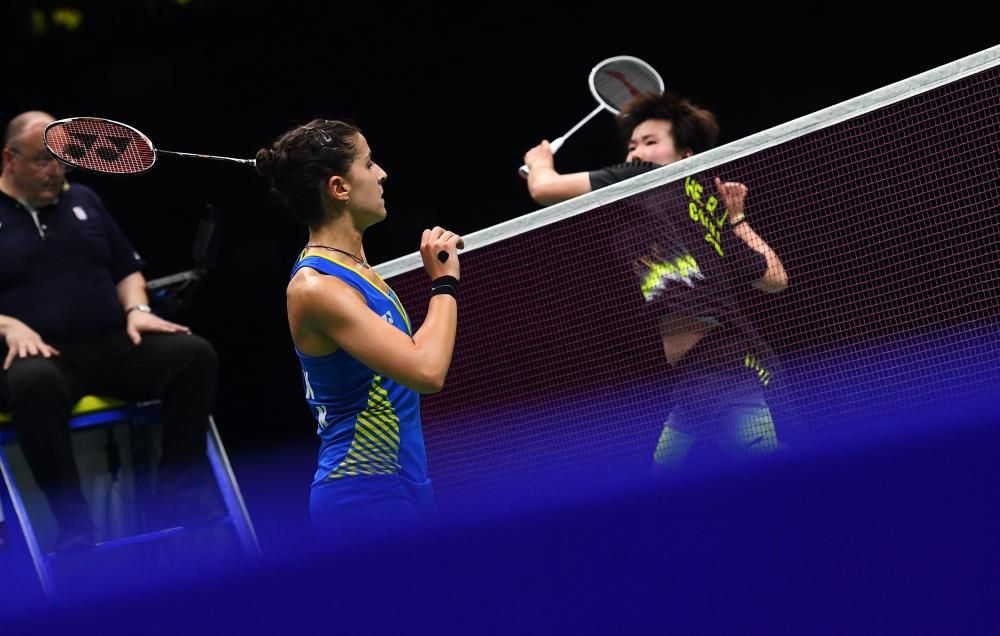 La española Carolina Marín se ha clasificado este sábado para disputar la final del Mundial de Badminton tras ganar a la china He.