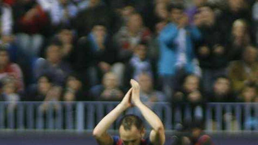 Iniesta agradece el aplauso de la afición malaguista.