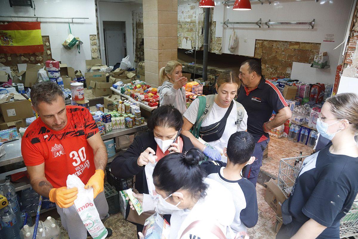 Reparto de comida en un puesto de Alfafar.