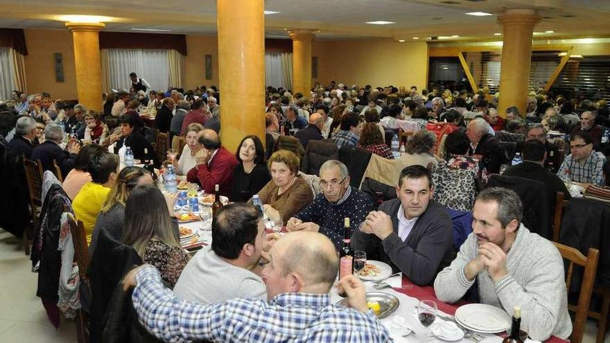 Asistentes a la cena de Cobideza en el restaurante Casa Pablo. // Bernabé/Javier Lalín