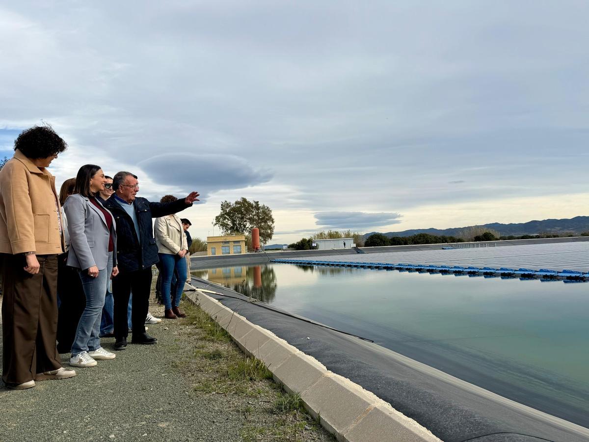 Rubira en la balsa de riego de la Comunidad de regantes de Puerto Lumbreras en las que se han instalado placas solares flotantes.