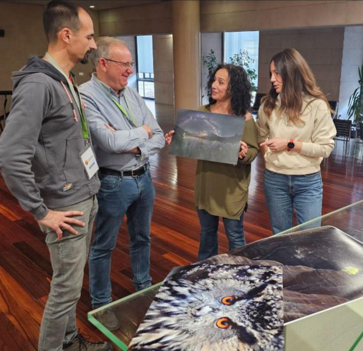 Parte del jurado con las obras ganadoras.