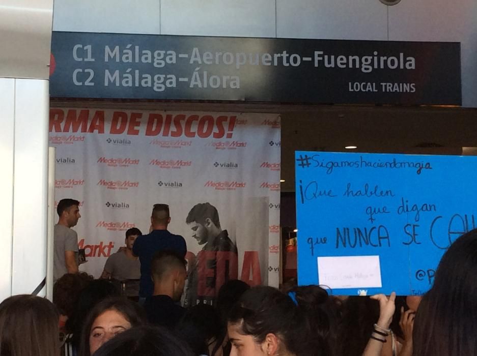 Cientos de aficionados, que hicieron cola horas antes del inicio del evento, pudieron saludar a Cepeda además de llevarse una firma y una foto para el recuerdo.