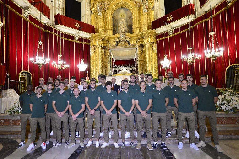 El Elche Club de Fútbol ha realizado este miércoles la tradicional ofrenda de flores a la Virgen de la Asunción.