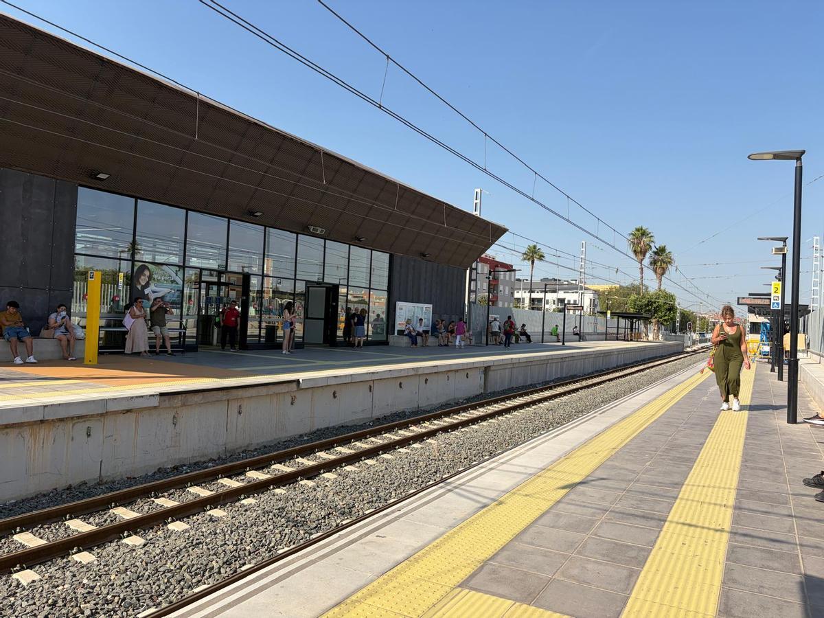 Los andenes de la estación de Paiporta.