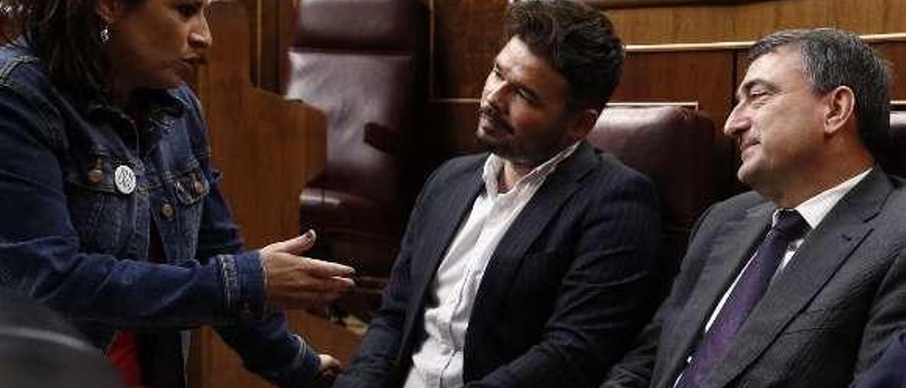 Lastra habla con Rufián y el portavoz del PNV, Aitor Esteban.