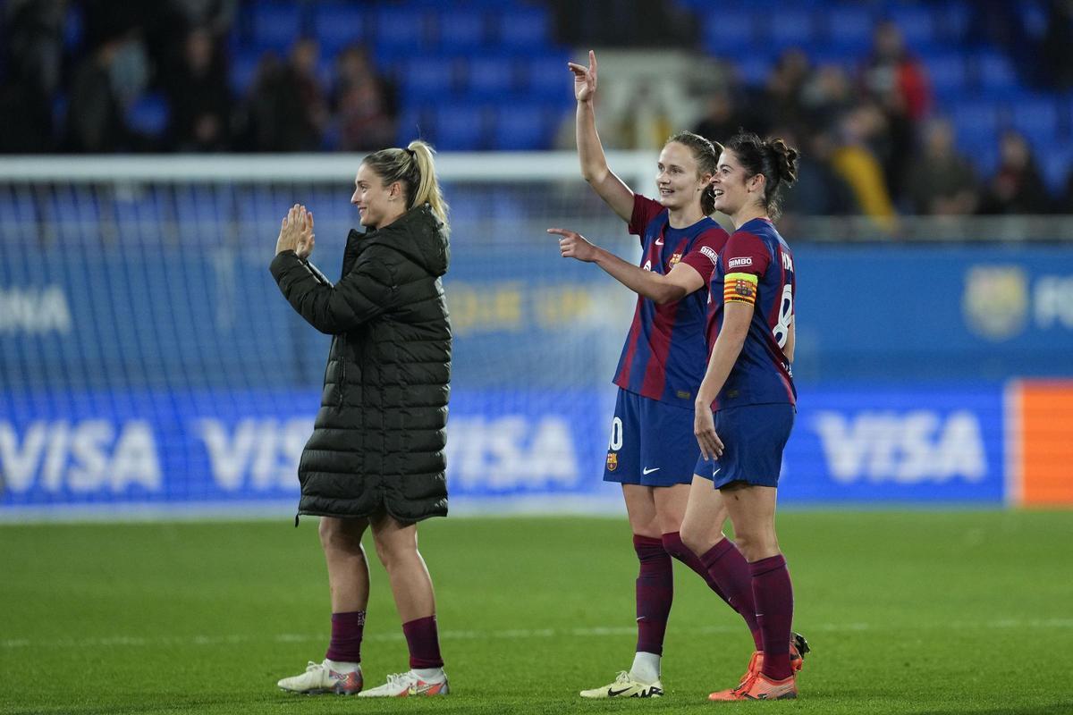 Alexia, Marta Torrejón y Graham Hansen tras el partido