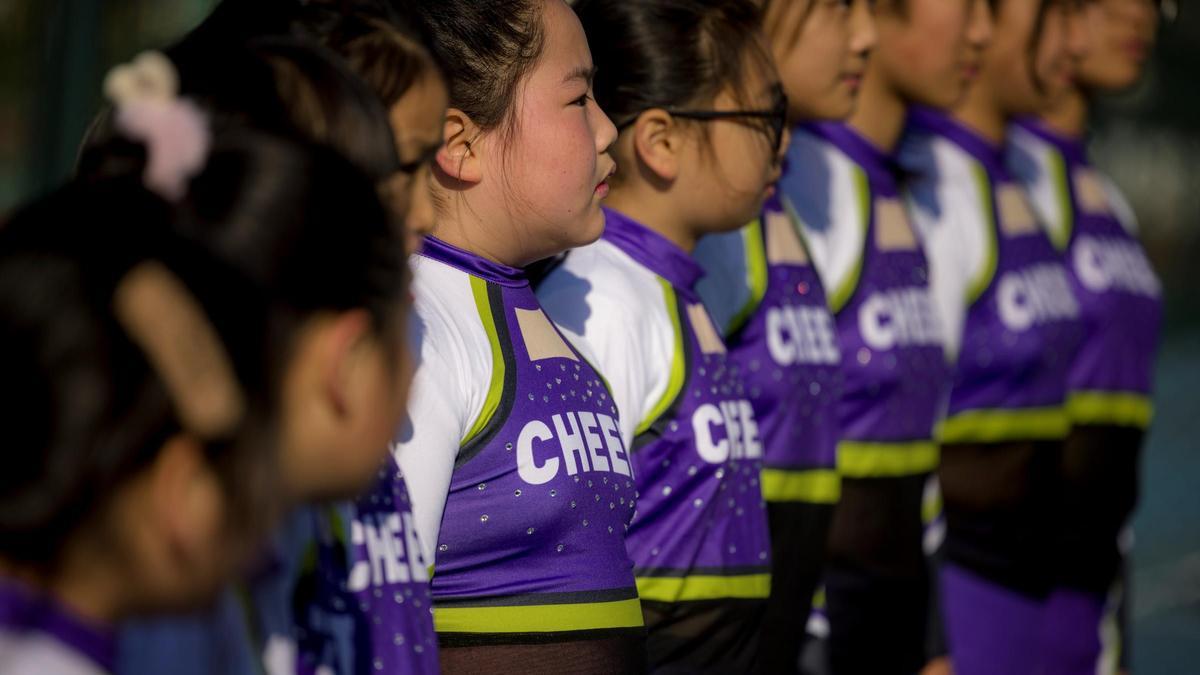 Niñas en una academia de tenis de Wuxi (China).