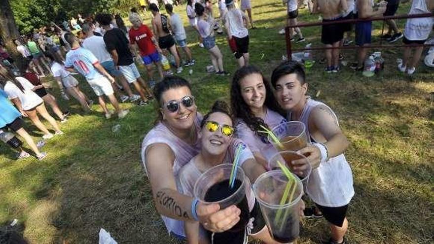 Jóvenes brindando en el parque del Florán.