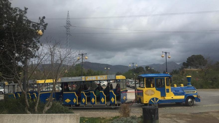 El trenecito lleva a los estudiantes hasta la Escuela de HostelerÃ­a, donde se celebra el Job Day