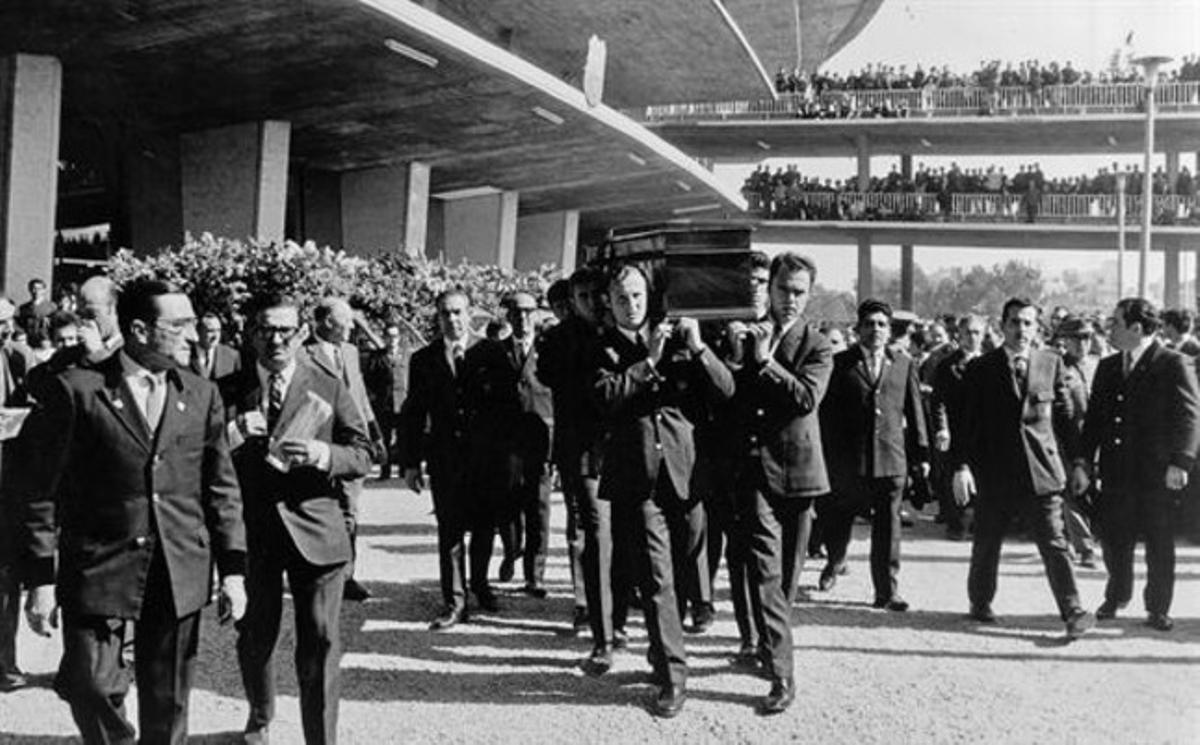 Els companys de Benítez, amb Gallego i Müller al capdavant, porten el fèretre.