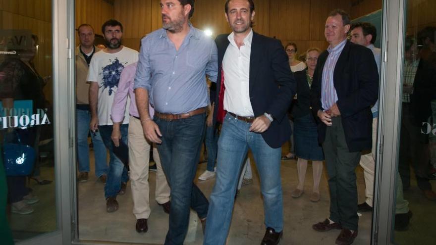 José Ramón Bauzá, saliendo de la junta directiva regional del PP junto a su hombre de máxima confianza, Javier Fons.