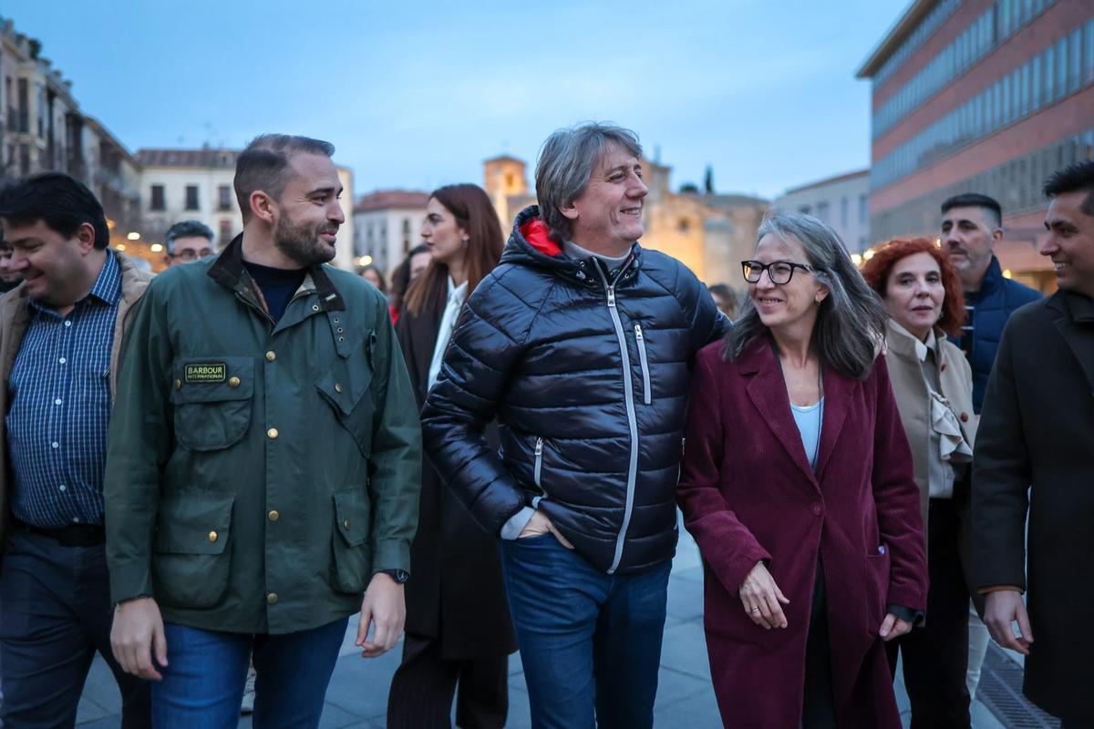 El candidato del PSOE a la Presidencia de la Junta de Castilla y León, Carlos Martínez, en Ávila, donde ha concluido el primer día de campaña con un acto.
