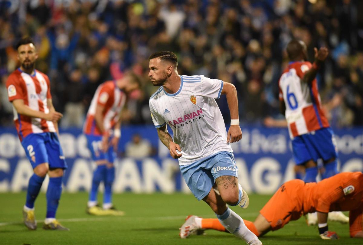 Álvaro Vázquez celebra un gol con el Zaragoza ante el Sporting