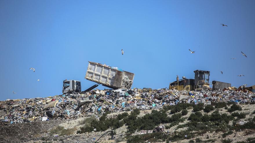 El Gobierno obliga a reducir a un máximo del 40% al año el enterramiento de la basura hasta 2025