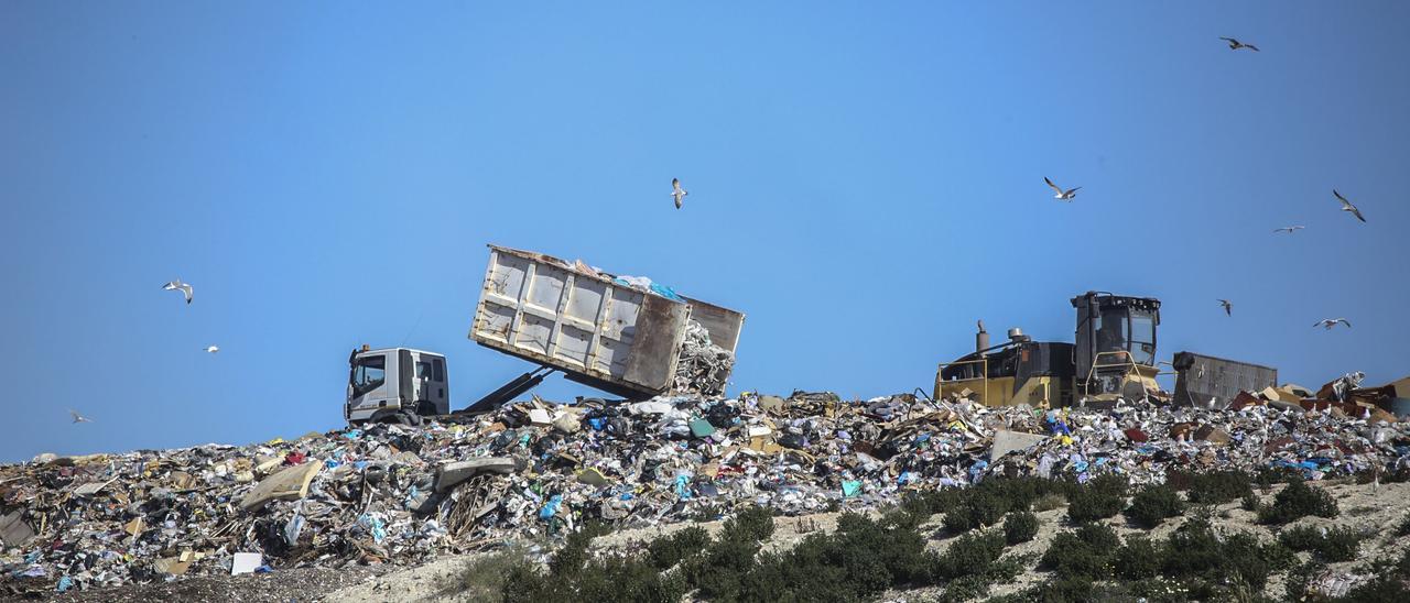 Un camión vertiendo basura en Fontcalent en una imagen de archivo