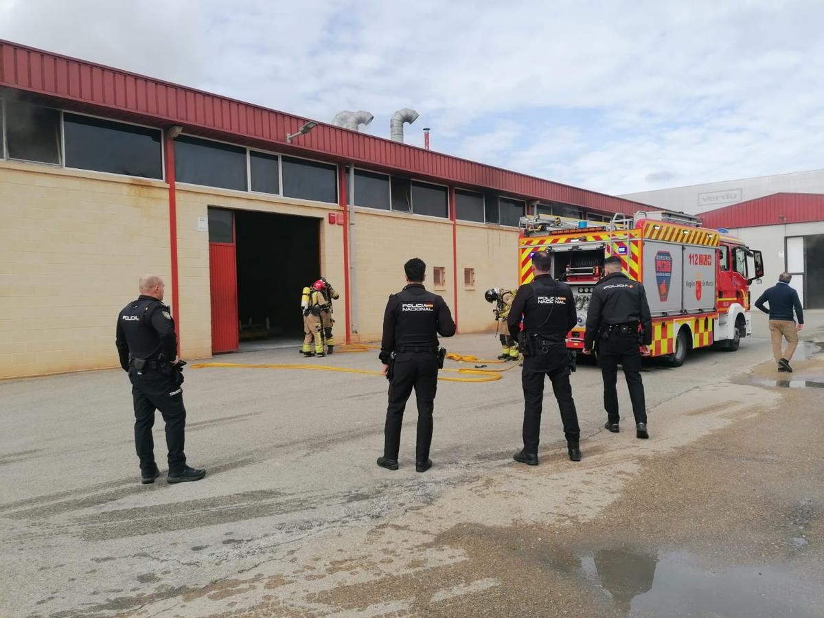 Bomberos y agentes de la Policía Nacional, en la nave de Yecla siniestrada.