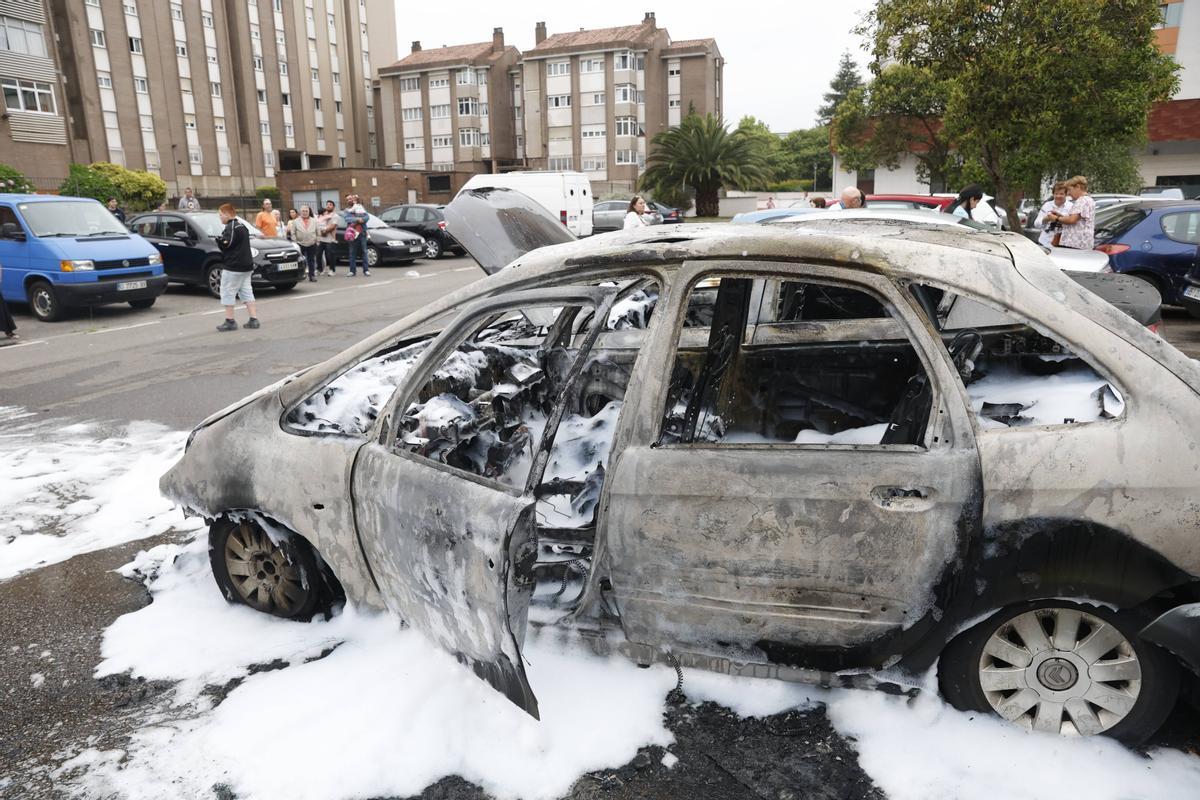 El incendio de varios coches en un parking de Gijón, en imágenes