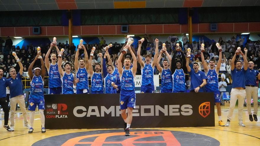 Los integrantes del CB Zamora levantan sus trofeos tras ganar la Copa LEB Plata a Cartagena. | J. L. F.