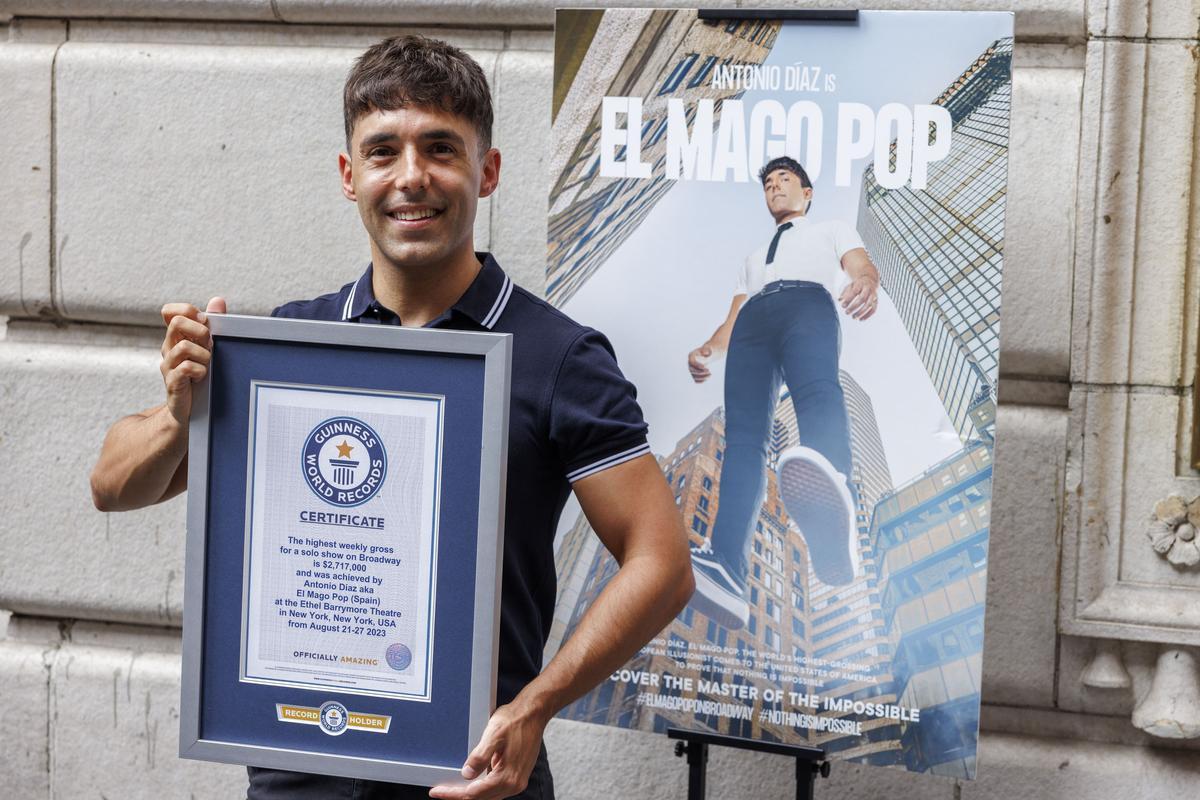 El Mago Pop recibe premio Récord Guiness por recaudación en un show en Nueva York.