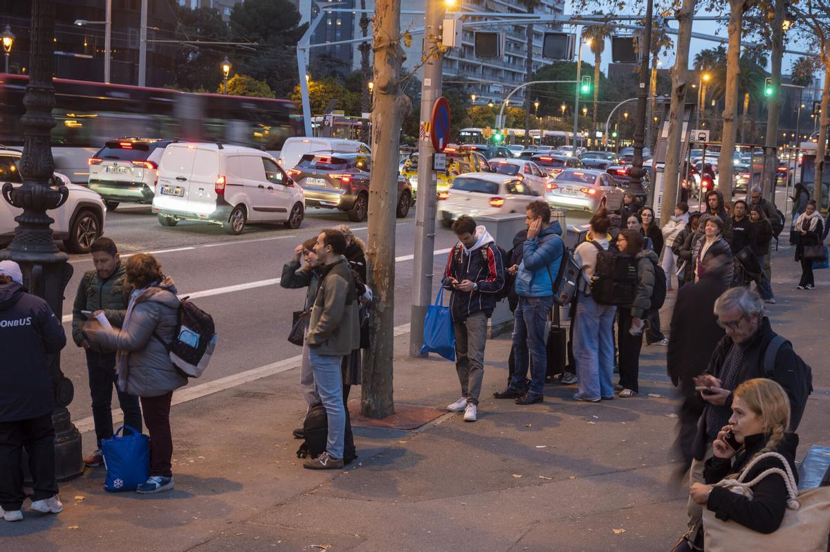 Llargues cues d'usuaris de la xarxa d'autobusos que tornen des de Barcelona a les seves llars, en la segona corona.