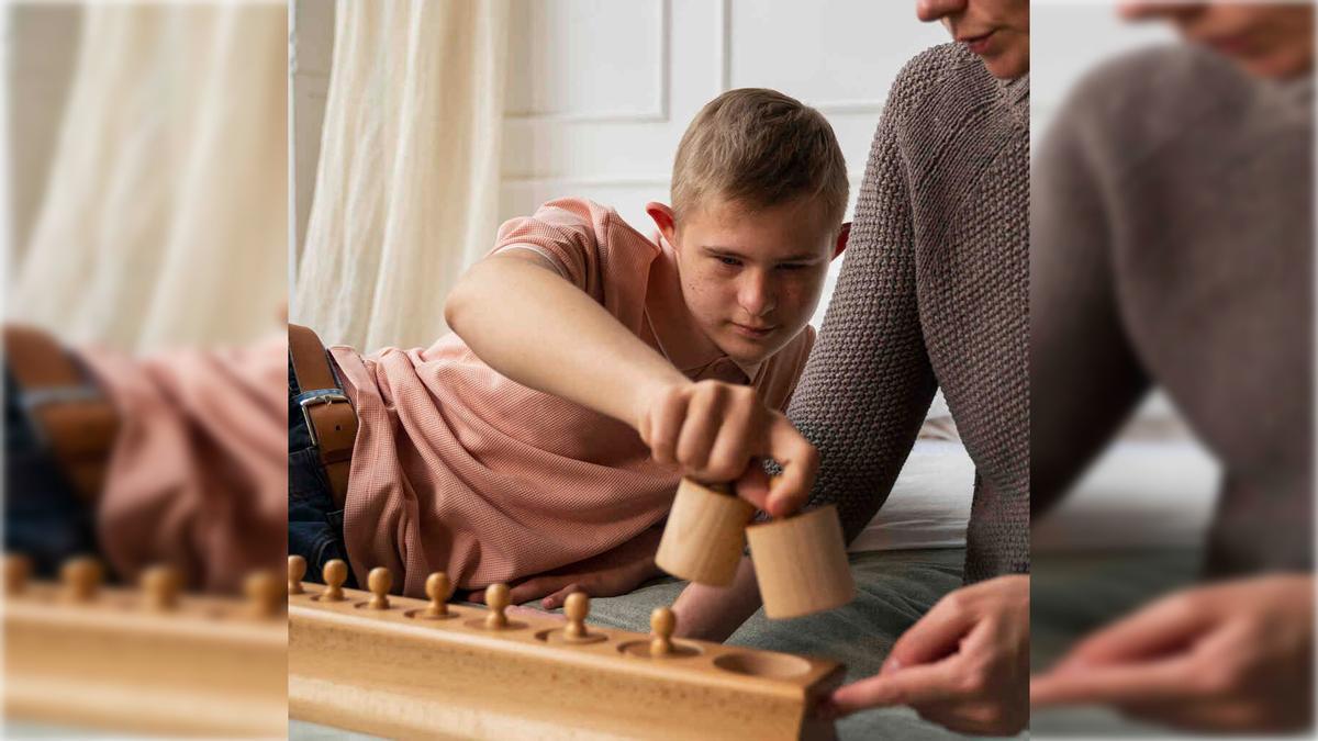 Niño con Trastorno del Espectro Autista jugando con un juguete de madera