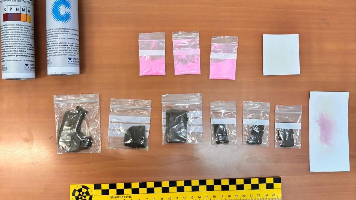 Varias dosis  de diversas drogas halladas en posesión del menor.