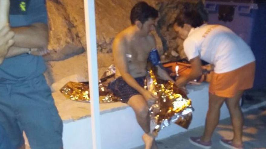 Rescatan a un joven que ha estado tres horas perdido en el mar en Benitatxell