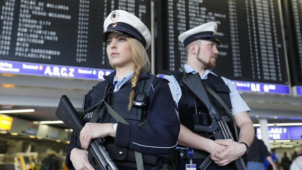 Agentes alemanes hacen guardia en una terminal del aeropuerto de Fráncfort, este martes.