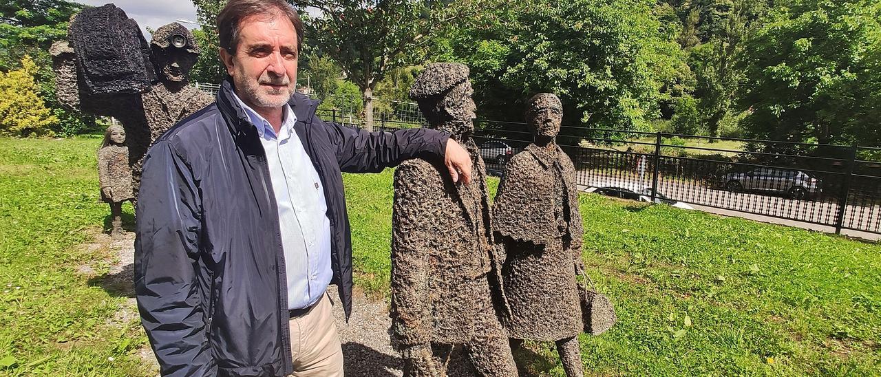 Juan José González Pulgar, en el jardín de la residencia de Felechosa. | A. Velasco