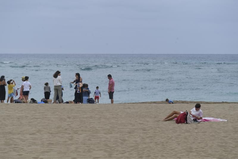 23-06-20 LAS PALMAS DE GRAN CANARIA.PLAYA DE LAS CANTERAS.LAS PALMAS DE GRAN CANARIA. Fotos de la gente desalojando Las Canteras. Fotos: Juan Castro  | 23/06/2020 | Fotógrafo: Juan Carlos Castro