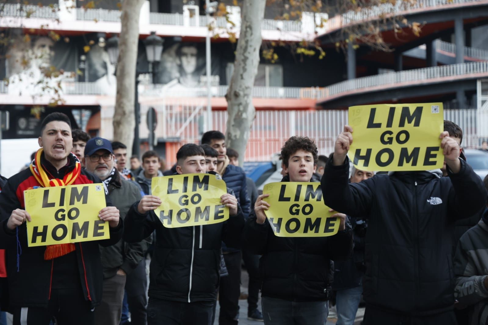 Más de 300 valencianistas protestan contra la gestión de Meriton en las oficinas del Valencia CF