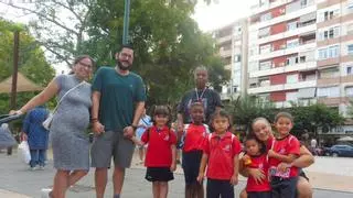 Vuelta al cole en Gandia con ilusión y reencuentros: "Me gusta que vayan con uniforme, evita acoso por las marcas de ropa"