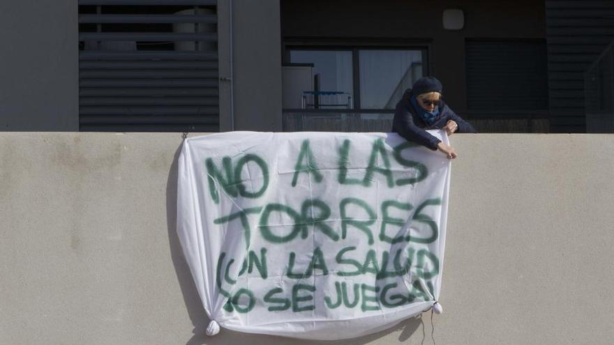 Imagen de archivo de un veino que coloca una pancarta