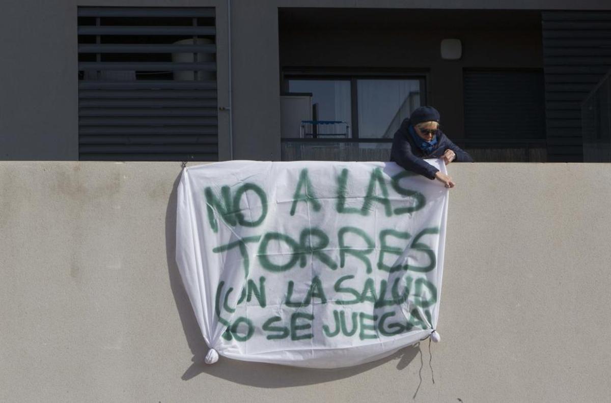 Imagen de archivo de un veino que coloca una pancarta