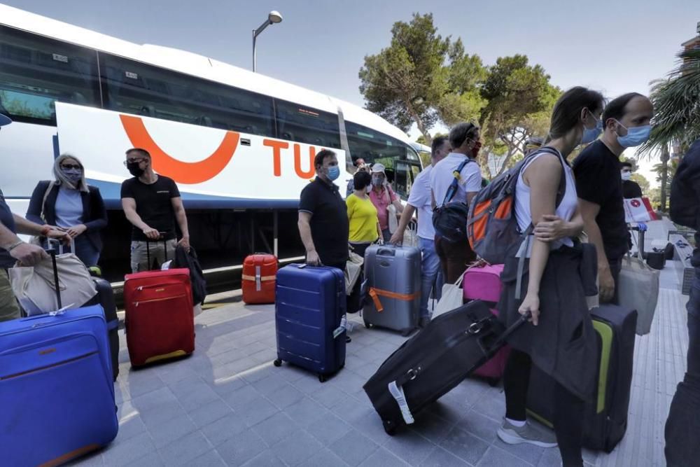 Llegada de los primeros turistas del plan piloto a los hoteles de la Platja de Palma.