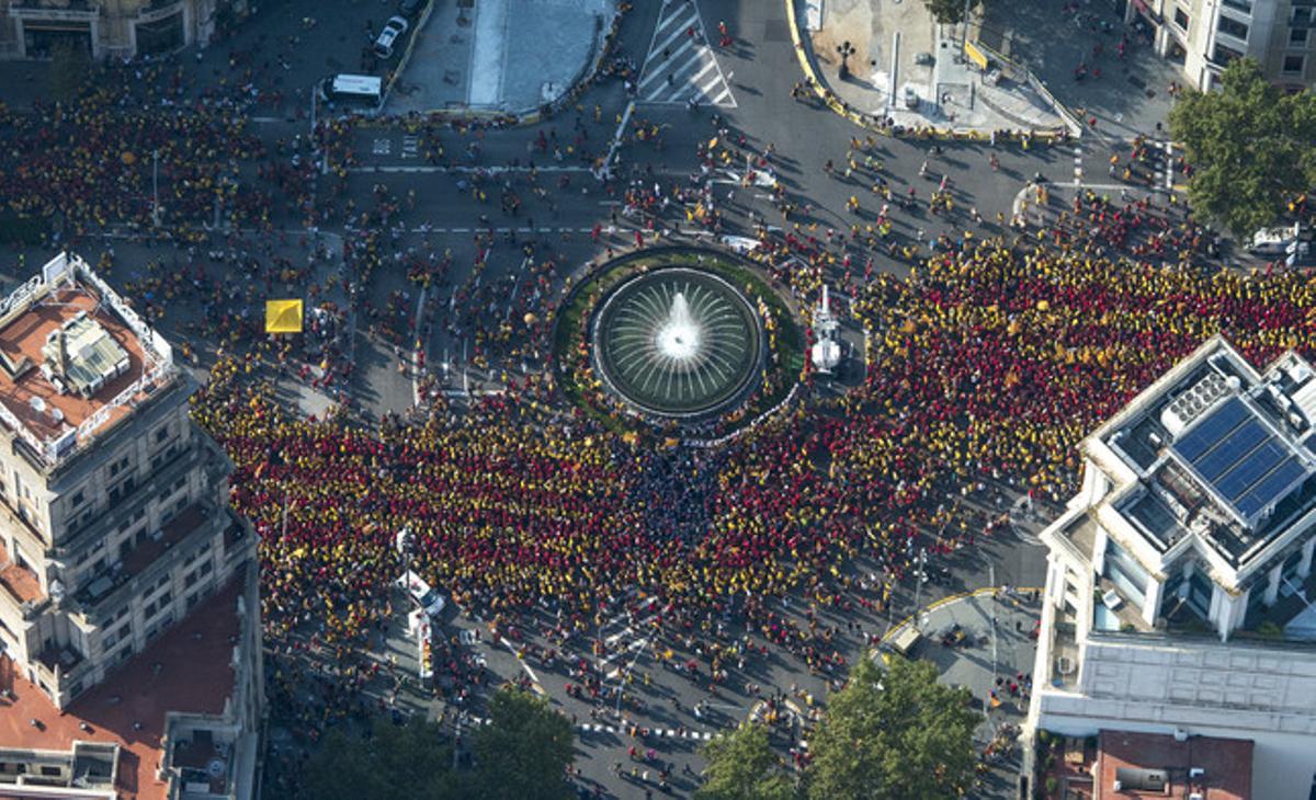 La gran ’V’ de la Via Catalana al seu pas per Gran Via i passeig de Gràcia.