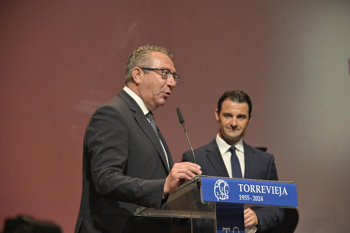 El presidente de la Diputación, Toni Pérez y el alcalde de Torrevieja, Eduardo Dolón, abren el Certamen