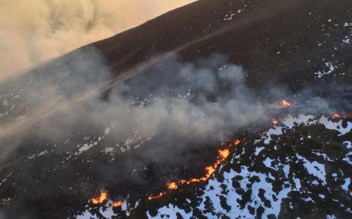 jjubierre36788450 incendi que afecta una zona de pastures d alta muntanya al t170107132348