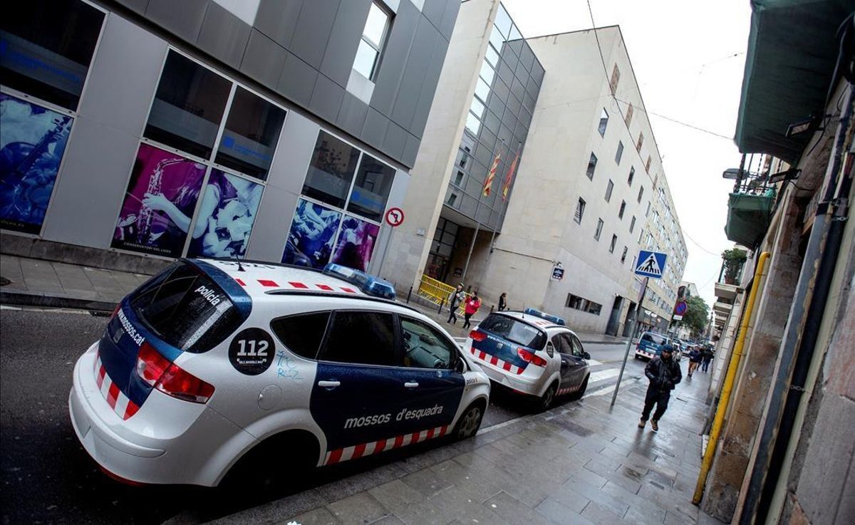 GRAF1883  BARCELONA  20 01 2019 - Vista general de la fachada de la Comisaria de los Mossos d Esquadra en el distrito de Ciutat Vella  en la que un joven de 18 anos  que habia sido detenido en la madrugada de este domingo por hurto  ha fallecido tras sufrir una  indisposicion   despues de la cual ha sido imposible reanimarlo  segun ha informado la policia catalana  El joven  de 18 anos  nacionalidad siria y vecino de Barcelona  se encontraba en las dependencias policiales de la comisaria del distrito de Ciutat Vella porque habia sido detenido de madrugada por un hurto en la calle Vistalegre de Barcelona  segun un comunicado de los Mossos - EFE  Enric Fontcuberta