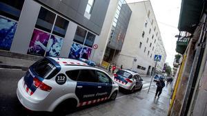 GRAF1883  BARCELONA  20 01 2019 - Vista general de la fachada de la Comisaria de los Mossos d Esquadra en el distrito de Ciutat Vella  en la que un joven de 18 anos  que habia sido detenido en la madrugada de este domingo por hurto  ha fallecido tras sufrir una  indisposicion   despues de la cual ha sido imposible reanimarlo  segun ha informado la policia catalana  El joven  de 18 anos  nacionalidad siria y vecino de Barcelona  se encontraba en las dependencias policiales de la comisaria del distrito de Ciutat Vella porque habia sido detenido de madrugada por un hurto en la calle Vistalegre de Barcelona  segun un comunicado de los Mossos - EFE  Enric Fontcuberta