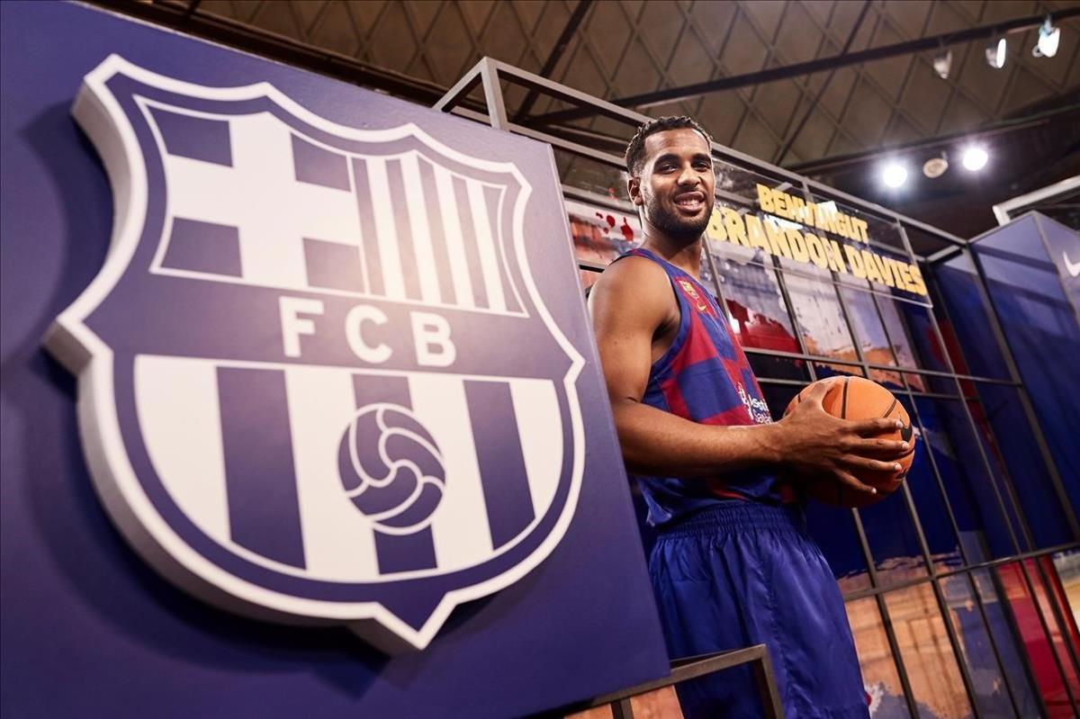 Brandon Davies posa en el Palau con su nueva camiseta Brandon Davies posa en el Palau con su nueva camiseta