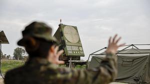 Un artillero español, ante el radar de los lanzadores Patriot que el Ejército tiene desplegados para proteger la base turca de Incirlik.