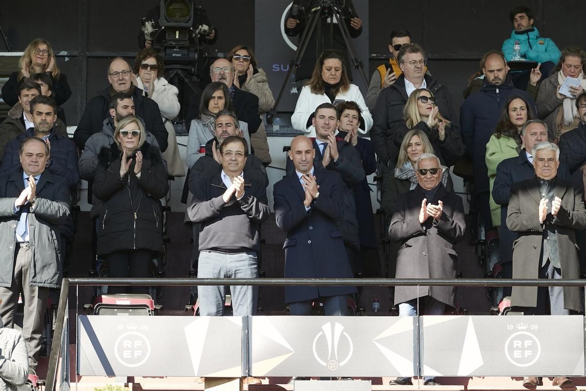 El presidente de la RFEF, Luis Rubiales, estuvo en el palco junto al presidente autonómico, Fernández Vara.