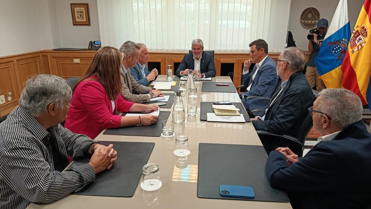 Un momento de la reunión sostenida entre el Ayuntamiento de La Aldea y el Gobierno de Canarias, con Fernando Clavijo en el centro..