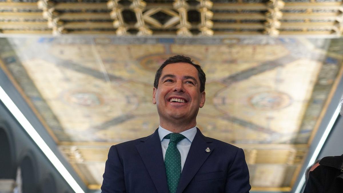 El presidente de la Junta de Andalucí­a, Juanma Moreno, durante el acto del Día de la Bandera de Andalucía, a 04 de diciembre del 2022 en el Palacio de San Telmo, Sevilla.