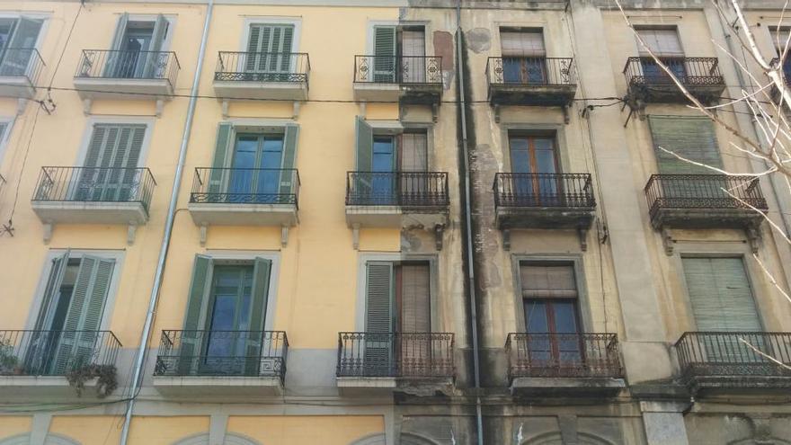 La casa a mig pintar de la plaça Independència