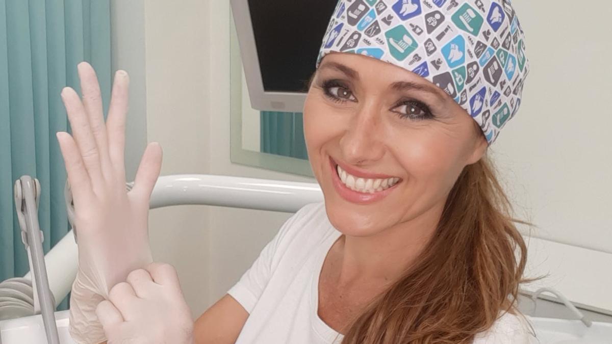 Elena Muñoz ejerce la odontología en una clínica propia