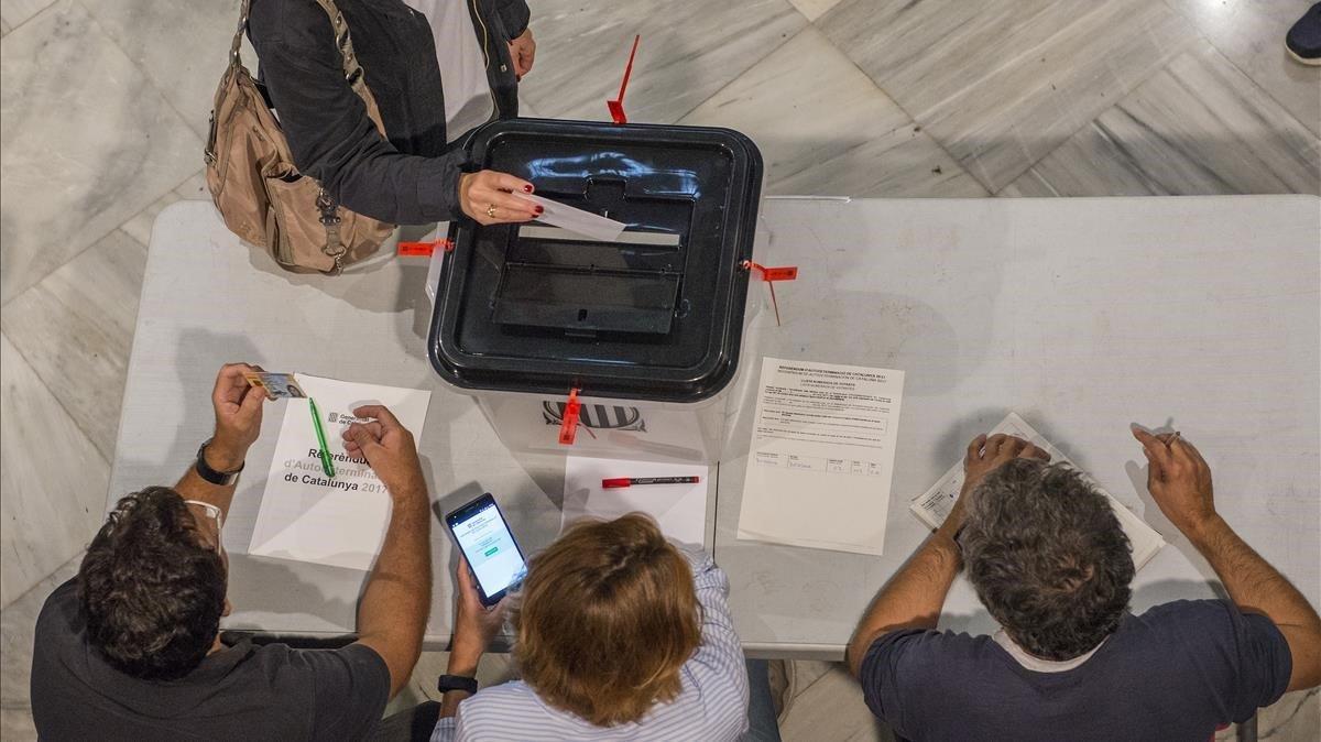 Votaciones en la Escola Industrial durante el referéndum del 1-O.