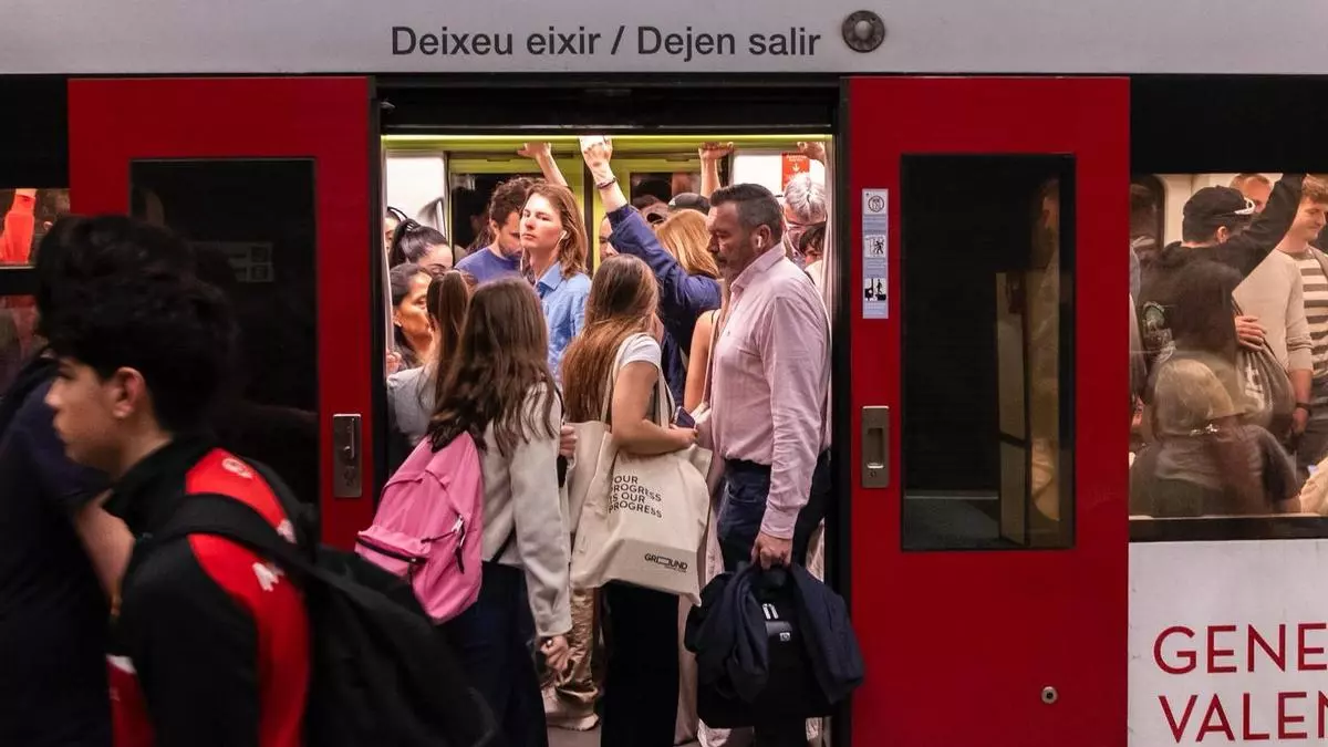 Una mañana en el metro en hora punta: "A veces va tan lleno que no podemos subir y hay que esperar"
